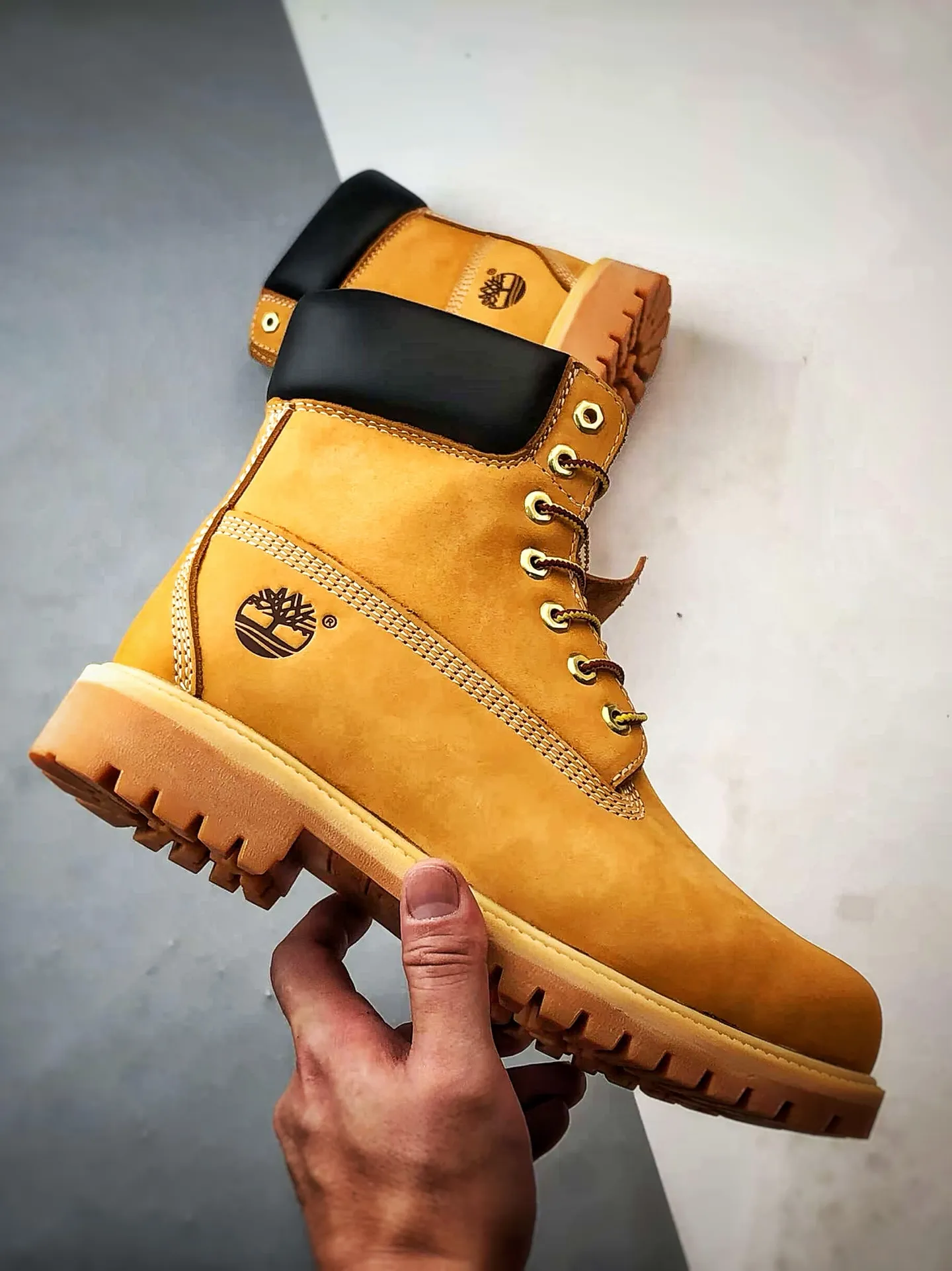💰480 Timberland Timberland/Timberland 6 Inch Leather Boots (high cost-effective version) classic outdoor 6-inch rhubarb boots. Four-line computer stitching and the same imported first-layer nubuck leather with anti-waterproof function (all interiors are matched with genuine leather materials!!) Original consistent full nubuck leather collar, anti-fatigue shock absorption, honeycomb PU insole, lightweight non-slip rubber two-color combination sole ❗️Original hardware molded shoelace buckle Newly upgraded top-notch craftsmanship. Original factory in Zhongshan. Original imported waterproof leather. Injection molded outsole. Horizontal folding dynamic water-repellent. Original uniform fully frosted leather collar. Brand new original factory packaging shoe box. Item number: TB010061713. Female size: 35.5 36 37 37.5 38 38.5 39. Male size: 39.5 40 41 41.5 42 43 44 45 (leather shoe size)